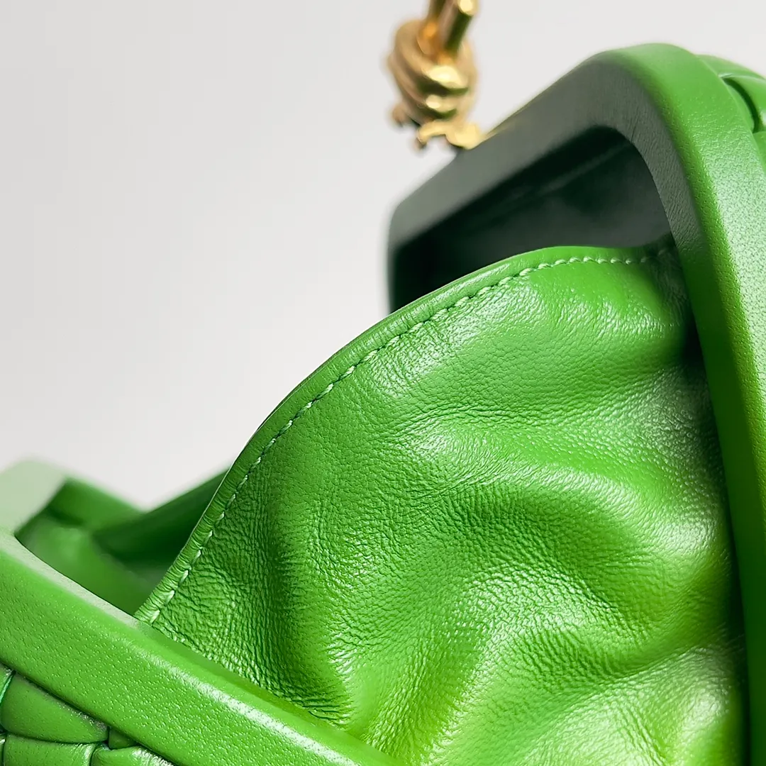 Batch 1860 BV Knot | The classic return of the evening bag. Original leather ➕ Stainless steel hardware ➕ 24k real gold plating ➕ Fully handmade. Those who know the history of our brand should have heard that the knot is a story of Bottega Veneta, and it is also one of the more important design elements. Matthieu Blazy's work this season sublimates Knot's classics, with a new knot design and a woven shoulder strap, plus Fouland Intreccio's weaving technology, adding some fashion to the retro and nostalgic feel of the past. Style number: 717622 Size: 20.5*6*12.5